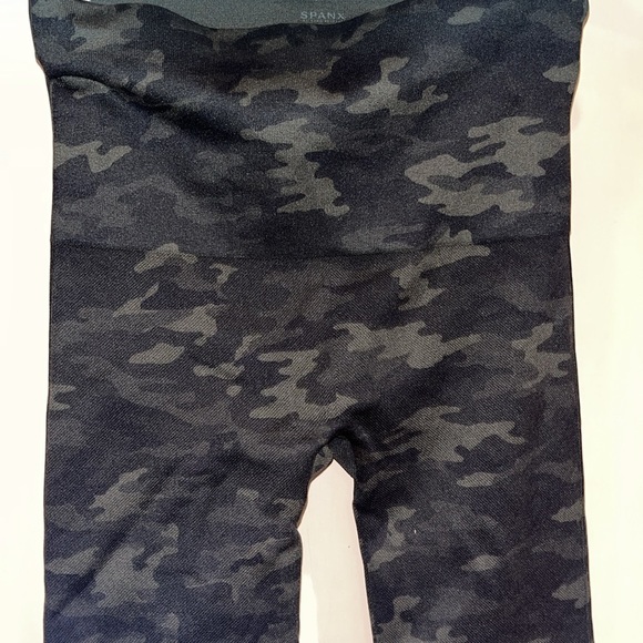 SPANX deep army green camouflage leggings size medium - Picture 2 of 6